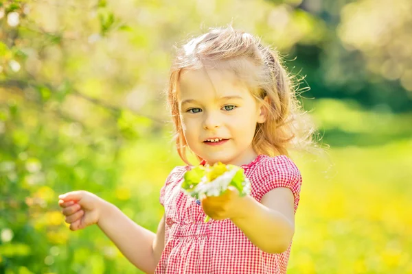 Šťastná holčička v jarním slunném parku — Stock fotografie