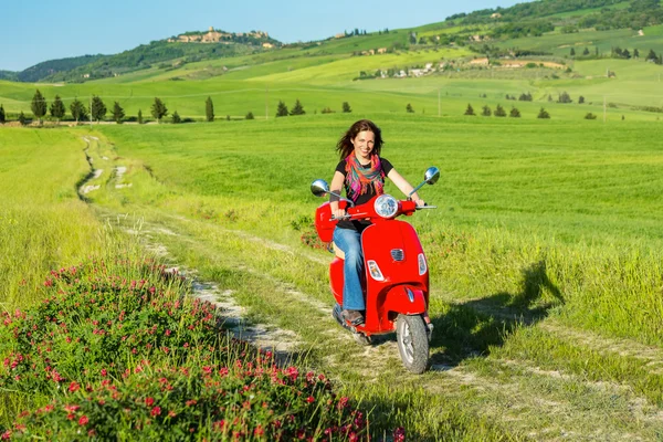 Junge Frau mit Motorroller unterwegs — Stockfoto