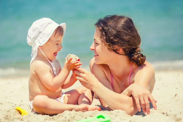 Moeder met dochtertje op het strand — Stockfoto