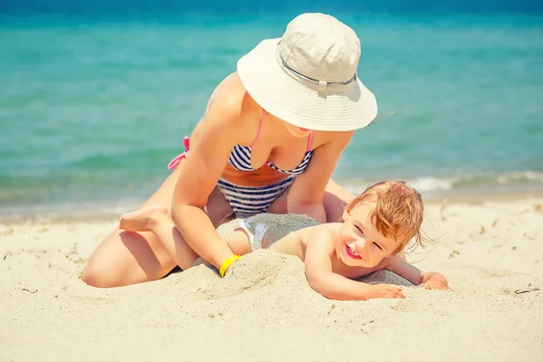 Mother with little daughter on the beach — Stock Photo, Image