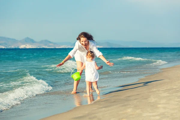 母親と娘がビーチで遊んでいます — ストック写真