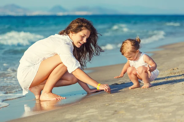 Мать и дочь играют на пляже — стоковое фото