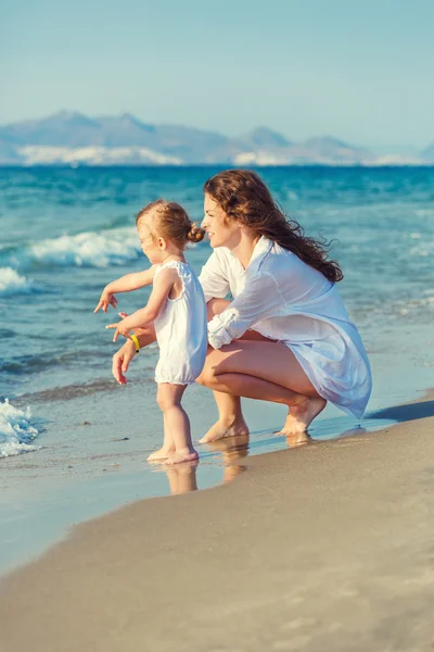 Mother and daughter playing on the beach — Stock Photo, Image