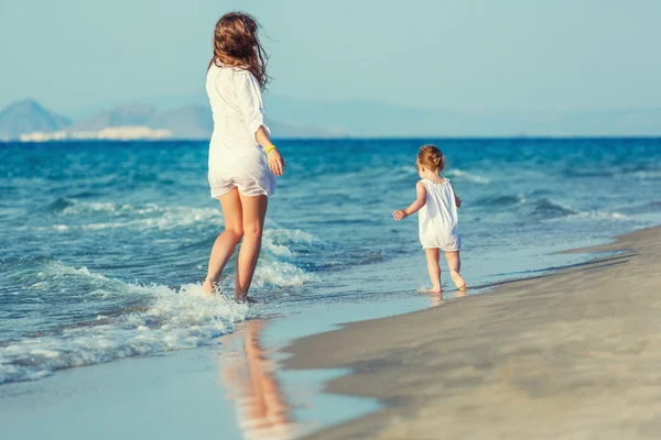 ビーチを歩く母と娘 — ストック写真