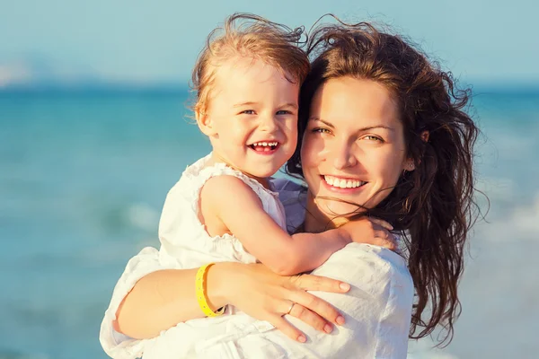 Mor och dotter på stranden — Stockfoto