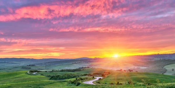Farbenfroher Sonnenaufgang in der Toskana — Stockfoto