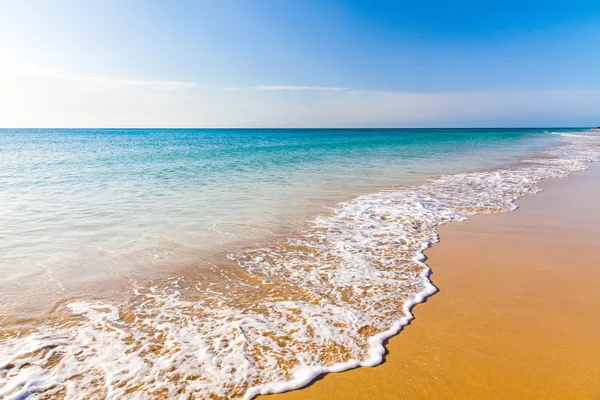 Schöner Strand am Meer — Stockfoto