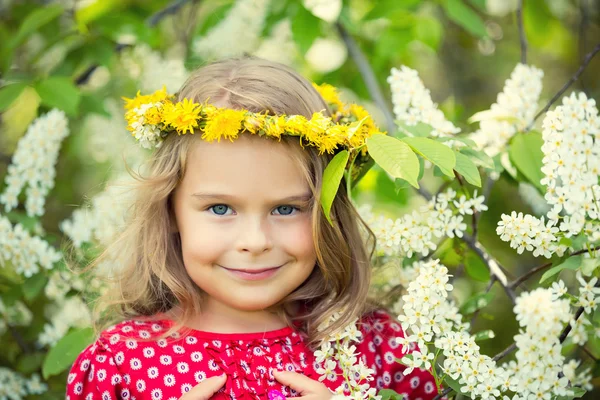 Kleines Mädchen in Frühlingsblumen — Stockfoto