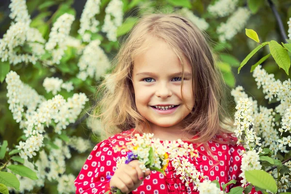 小女孩在春天的花朵 — 图库照片