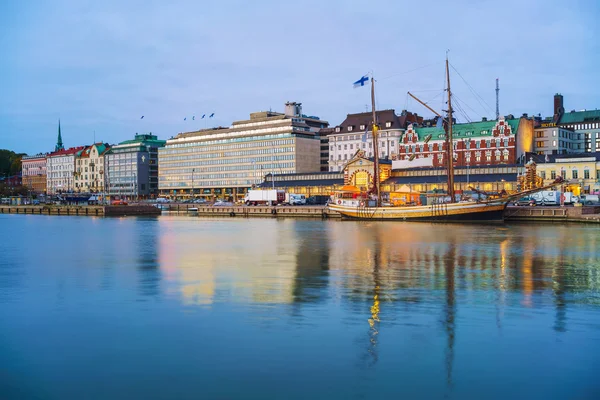 Hafen Helsinki bei Einbruch der Dunkelheit — Stockfoto