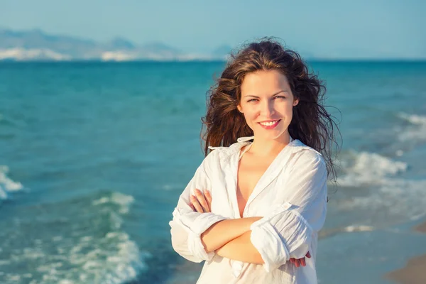 Ung kvinde på stranden - Stock-foto