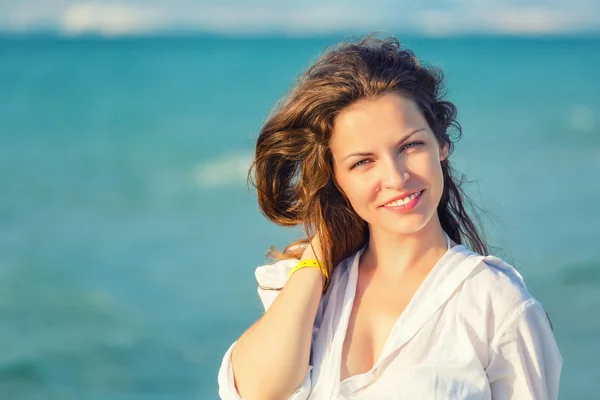 Jonge vrouw op het strand — Stockfoto