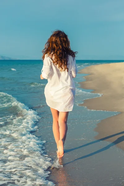 Jonge vrouw op het strand — Stockfoto