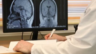 erkek doktor hastane yazılı olarak 