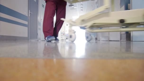 Транспортування пацієнта у лікарні — стокове відео
