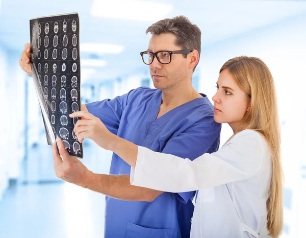 Dos médicos con imagen de rayos X — Foto de Stock