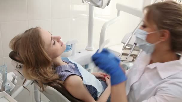 Dentista Feminino com Toolsup — Vídeo de Stock