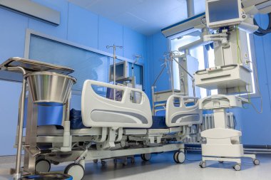 Yoğun bakım ünitesinde boş hastane yatağı ve hayat kurtaran ekipmanlar.