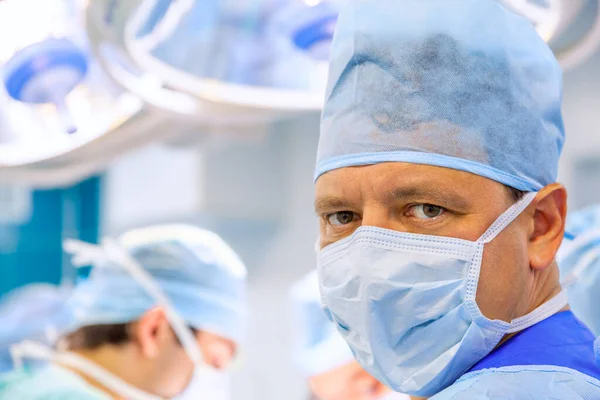 Χειρουργός Την Ομάδα Του Που Εκτελεί Χειρουργική Επέμβαση Στο Σύγχρονο — Φωτογραφία Αρχείου