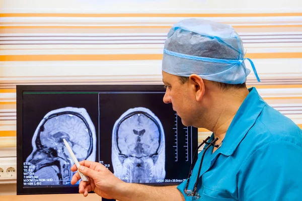 Male Doctor Examining Brain Cat Scan Monitor — Stockfoto