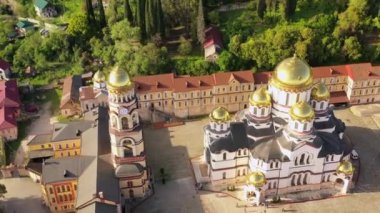 Gürcistan 'ın Abhazya kentindeki Yeni Athos (Novy Afon) manastırı. Hava görünümü