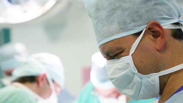 与他的团队一起在手术室工作的男性经验丰富的外科医生 — 图库视频影像