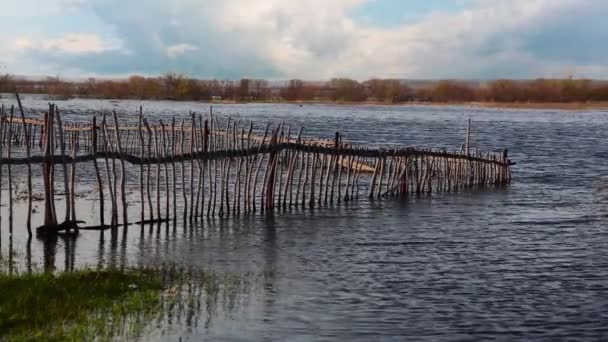 Zalane stare ogrodzenie drewniane — Wideo stockowe