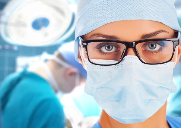Giovane chirurgo donna — Foto Stock
