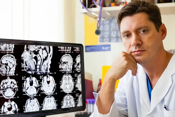 Доктор с МРТ сканированием — стоковое фото
