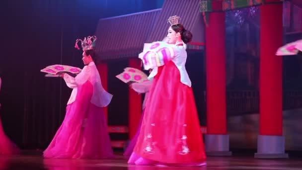 Transexuais realiza dança na Tailândia . — Vídeo de Stock