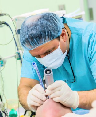 Doktor performans gösteren trakeal entübasyon