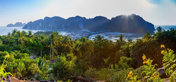 Puesta de sol en Phi Phi Don Island —  Fotos de Stock