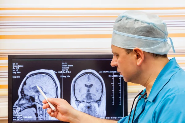 Doctor examining an MRI scan — 图库照片