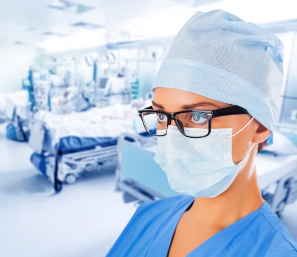 Médico em unidade de terapia intensiva — Fotografia de Stock