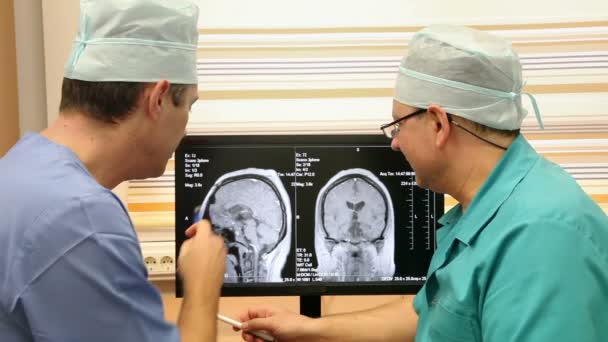 Médicos maduros examinando tomografía computarizada — Vídeo de stock