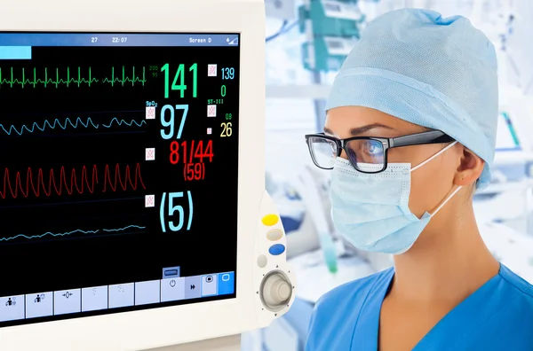 Female doctor with monitor — Stock Photo, Image