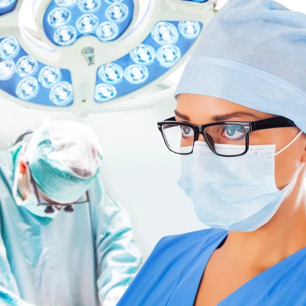 Female doctor with surgeon — Stock Photo, Image