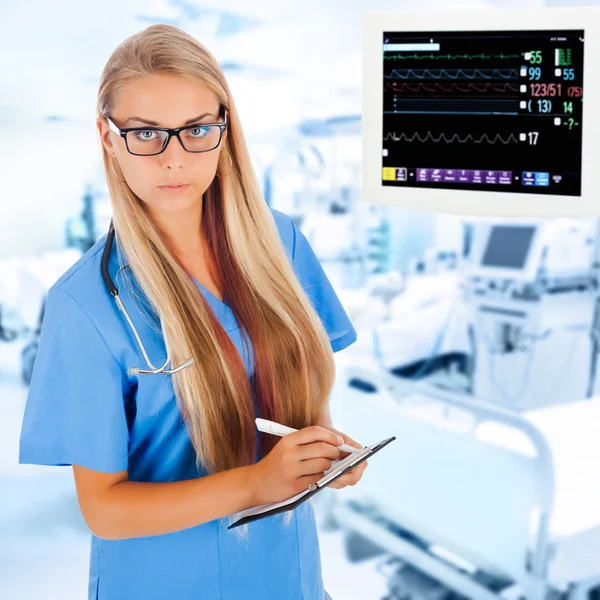 Doctora joven escribiendo prescripción — Foto de Stock