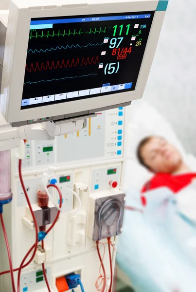 Patient mit Kardiogramm-Monitor — Stockfoto