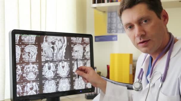 Doctor explicando con rayos X — Vídeo de stock