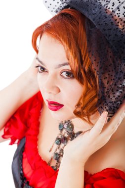 Örtü ile kırmızı elbise giyen kadın