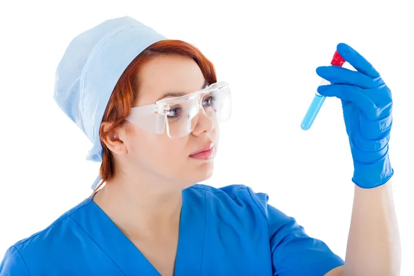 Junge Ärztin mit Reagenzglas — Stockfoto