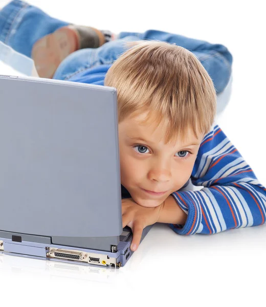 Ragazzo di cinque anni con laptop — Foto Stock