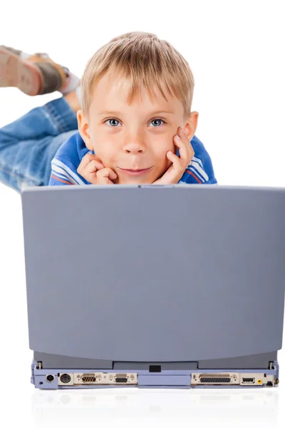 Ragazzino sorridente con computer portatile — Foto Stock