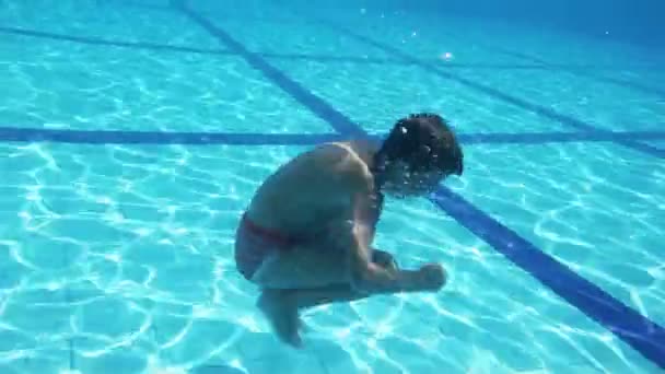 Junge schwimmt unter Wasser — Stockvideo