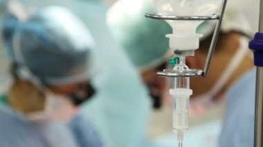 operasyon odasında intravenöz damla