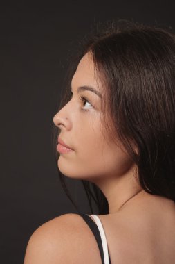 Çekici kadın yukarı bakıyor.