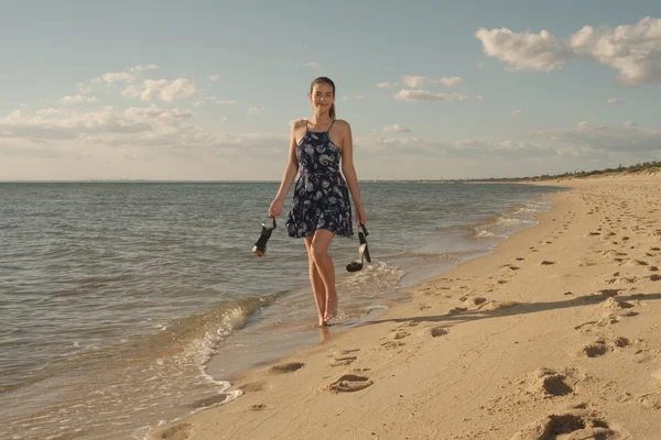 Gelukkige vrouw op strand Stockafbeelding