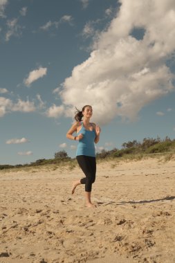 Kumsalda kadın çalışır