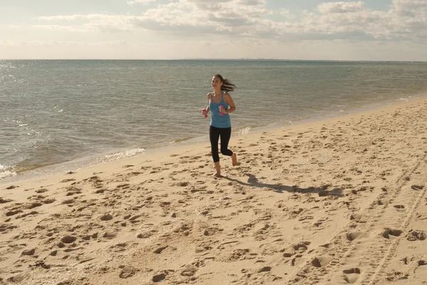 Woman runs with dumbbells — Stock Photo, Image